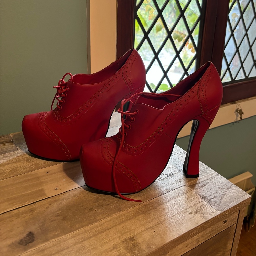 Von D Shoes Natacha II in Size 11 / Monochromatic Red